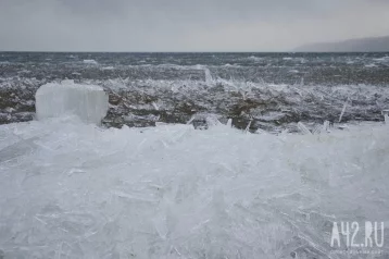 Фото: «Гештальт закрыт»: известный актёр из Кемерова лизнул лёд на Байкале 1