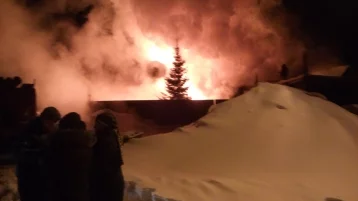 Фото: Серьёзный пожар в частном секторе в Кемерове попал на видео  1
