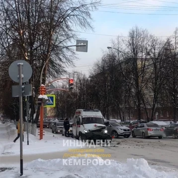 Фото: В Сети опубликовали фото серьёзного ДТП с машиной «скорой» в Кемерове 1