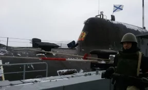 Экипаж подводной лодки «Кузбасс» передал Аману Тулееву тельняшку