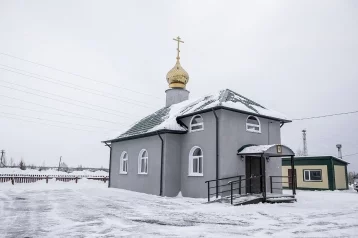 Фото: В Кузбассе построили новый храм в память о жертвах пожара в «Зимней вишне». Его освятил митрополит Аристарх 1