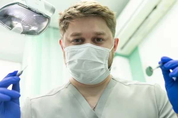 Почему хорошее протезирование — это не быстро: опыт кемеровского стоматолога-ортопеда