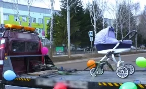 Кемеровчанин встретил жену из роддома на эвакуаторе с коляской