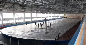 Фото: Тренировки в кемеровском легкоатлетическом манеже приостановились из-за ремонта 1