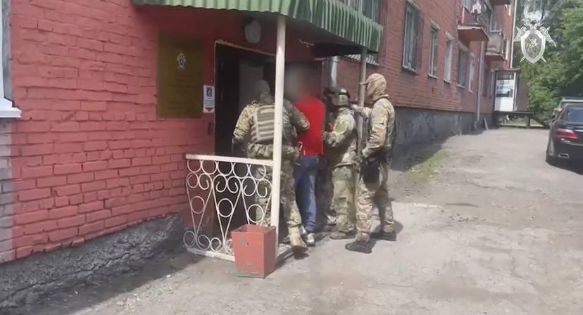 СК опубликовал видео задержания мужчины, который ранил двоих полицейских ножом в Киселёвске