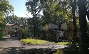 Прокуратура заинтересовалась опасными руинами заброшенных зданий рядом со школой в Новокузнецке