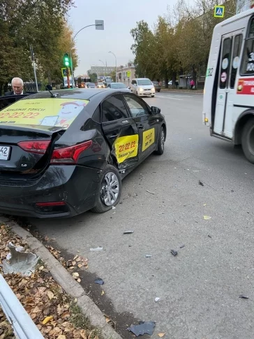 Фото: В Кемерове автомобиль такси попал в ДТП 2
