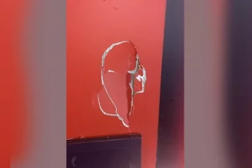 Фото: В Кемерове женщина устроила потасовку в баре и проломила стену 1