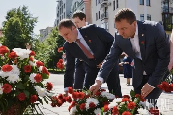 Фото: В Кемерове состоялось возложение цветов к Мемориалу Славы воинов-кузбассовцев 1