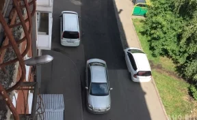 В Кемерове «король парковки» перегородил проезд во дворе дома
