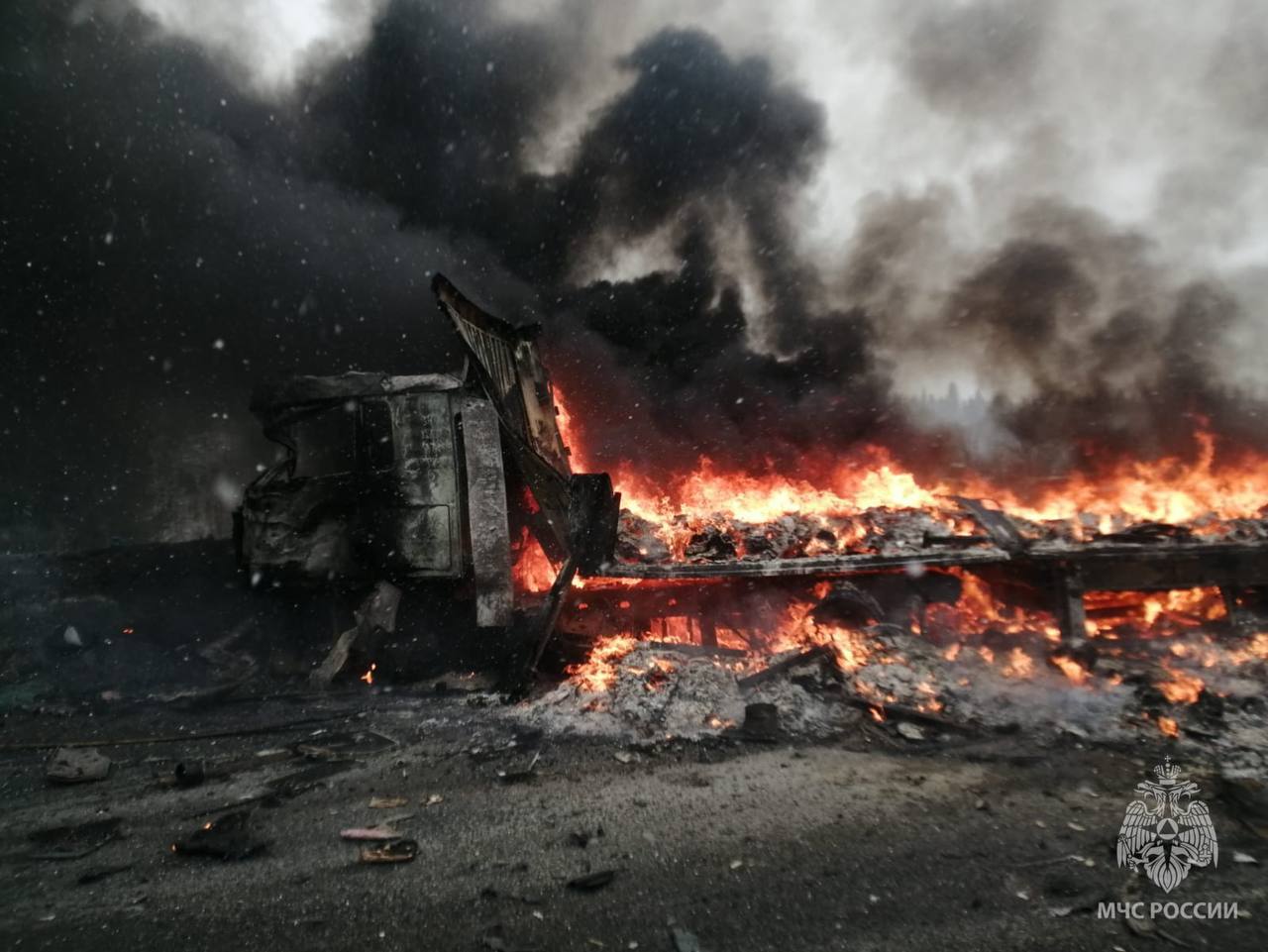 МЧС опубликовало кадры с грузовиками, сгоревшими на трассе в Кузбассе