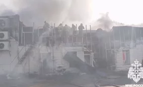«Горит молочная продукция»: МЧС опубликовало видео мощного пожара в Топках