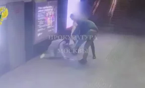 В московском метро мужчина избил и ограбил пассажира