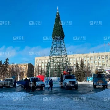 Фото: В Кемерове начали разбирать новогоднюю ель на площади Советов 1