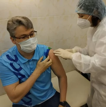 Фото: Ещё один замгубернатора Кузбасса поставил прививку от коронавируса 1