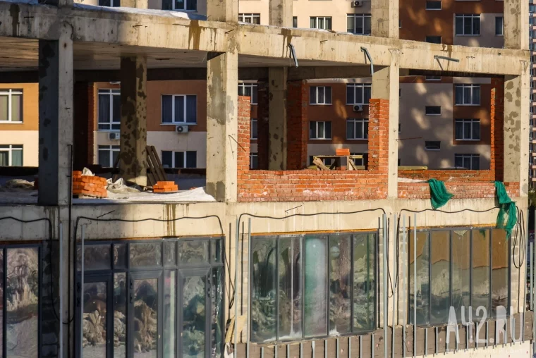 Фото: Парковочный комплекс, обманутые люди и 131 миллион ущерба: как в Кемерове два года не могут снести незаконный недострой 7