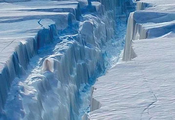 Фото: В Антарктиде откололся гигантский кусок ледника 1
