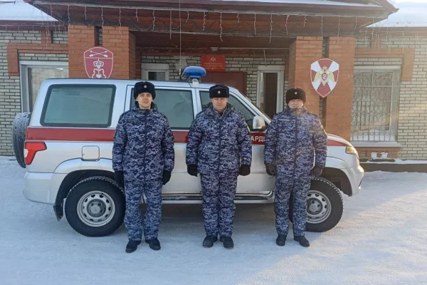 В кузбасском посёлке росгвардейцы помогли найти ушедшего из дома мальчика