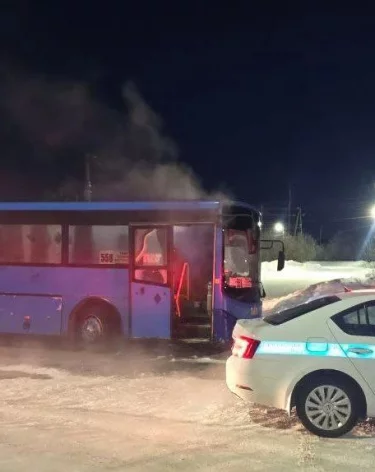 В Кузбассе на трассе загорелся рейсовый автобус «Кемерово — Тайга»