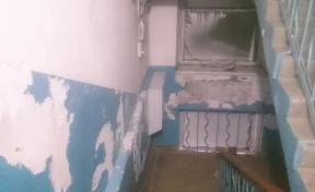 «Так ведь не должно быть?»: жильцов дома в центре Кемерова возмутило состояние подъезда