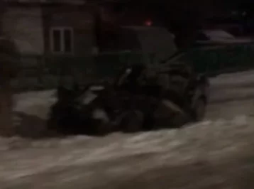 Фото: В Кемерове после ДТП спасателям пришлось деблокировать человека из смятого авто 1