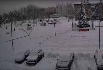 Фото: В кузбасском городе рухнул столб с гирляндами, момент ЧП попал на видео 1