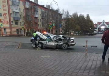 Фото: Авто смяло после столкновения с автобусом: появились подробности ДТП в Кузбассе 1