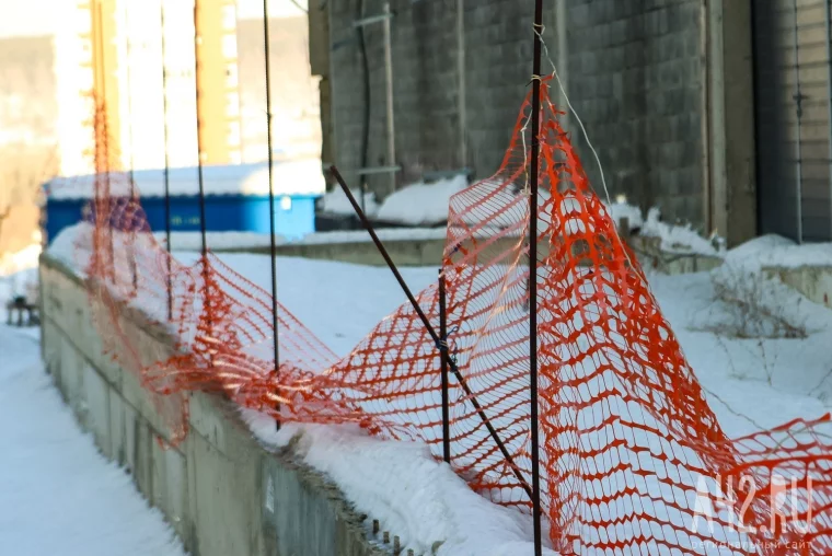 Фото: Парковочный комплекс, обманутые люди и 131 миллион ущерба: как в Кемерове два года не могут снести незаконный недострой 9