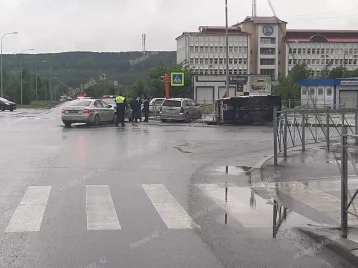 Фото: На перекрёстке в Кемерове после ДТП перевернулась машина 1