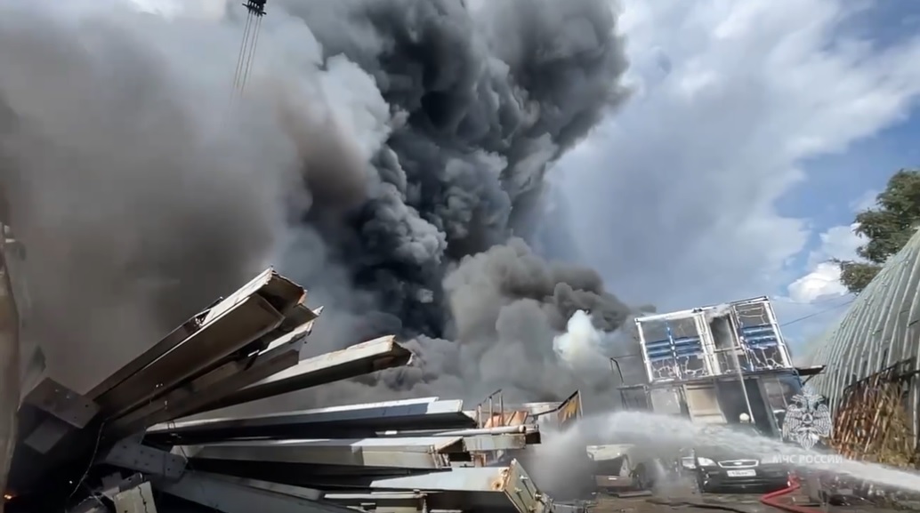 МЧС опубликовало видео тушения крупного пожара в ангарах в Люберцах 