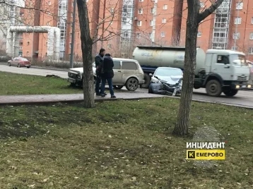 Фото: В Кемерове иномарка врезалась в припаркованный автомобиль 1
