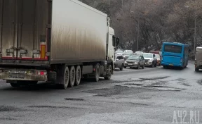 «Чуть жизни не лишились»: автомобиль чудом проскочил между фурами на кузбасской трассе