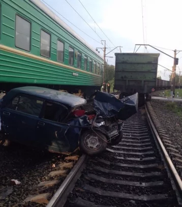 Фото: В Кузбассе водитель ВАЗа спровоцировал ДТП с двумя поездами 1