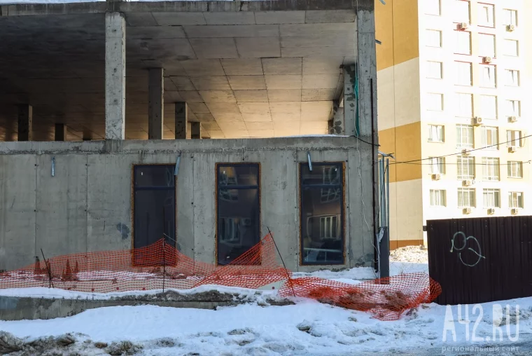 Фото: Парковочный комплекс, обманутые люди и 131 миллион ущерба: как в Кемерове два года не могут снести незаконный недострой 10