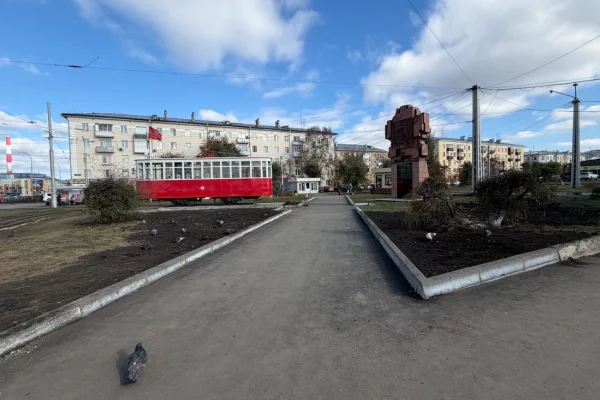 В Кемерове завершилось благоустройство территории у остановки «КЭМЗ»