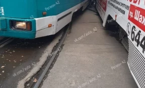 В Кемерове возле крупного ТЦ образовалась пробка из трамваев