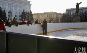 В Кемерове на площади Советов начали монтаж хоккейной коробки