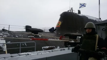 Фото: Экипаж подводной лодки «Кузбасс» передал Аману Тулееву тельняшку 1