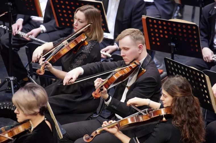 Фото: «Тайны пятых симфоний»: в Филармонии Кузбасса выступит дирижёр из Донецка 1