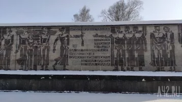 Фото: В Новокузнецке отреставрируют мемориальную стену с трибунами на Бульваре Героев 1