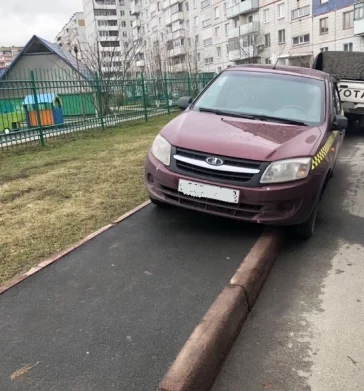 Фото: В Кемерове водителя Toyota трижды оштрафовали за парковку на тротуаре 2