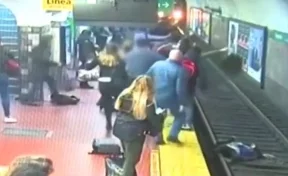 Пассажир метро упал в обморок и столкнул женщину под движущийся поезд