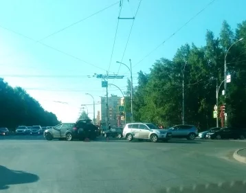 Фото: В Кемерове столкнулись три иномарки на перекрёстке проспекта Химиков и бульвара Строителей 1