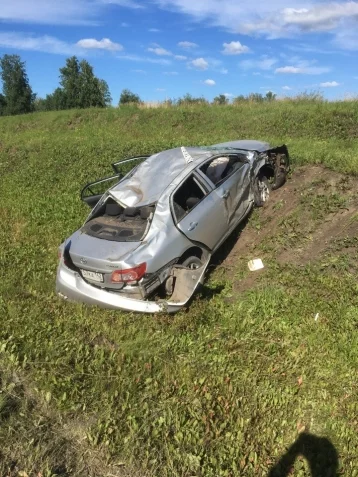 Фото: Стали известны подробности ДТП на кузбасской трассе с высыпавшимися из прицепа брёвнами 1