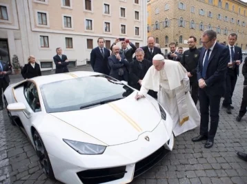 Фото: Папа римский решил продать свой Lamborghini Huracan 1