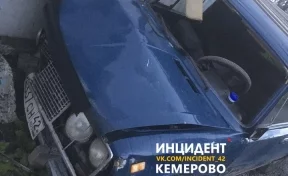 В Кемерове перевернулся автомобиль с двумя детьми в салоне