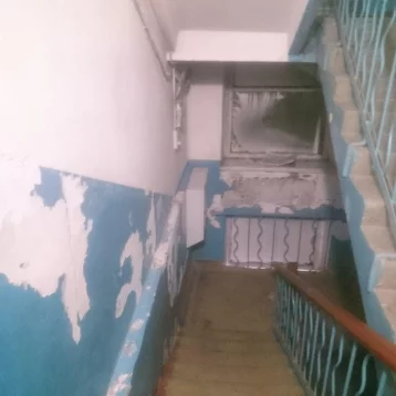 Фото: «Так ведь не должно быть?»: жильцов дома в центре Кемерова возмутило состояние подъезда 1