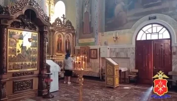 Фото: Пока никто не видит: в Кузбассе 22-летняя девушка вынесла из храма пожертвования 1