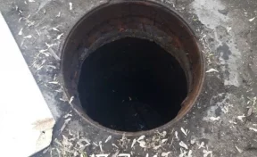 В Кузбассе маленький ребёнок провалился в канализационный колодец