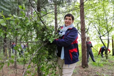 Фото: «Кузбассразрезуголь» навёл порядок на именной корпоративной аллее в Кузбасском ботаническом саду 4